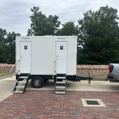 4-room-restroom-trailer-side